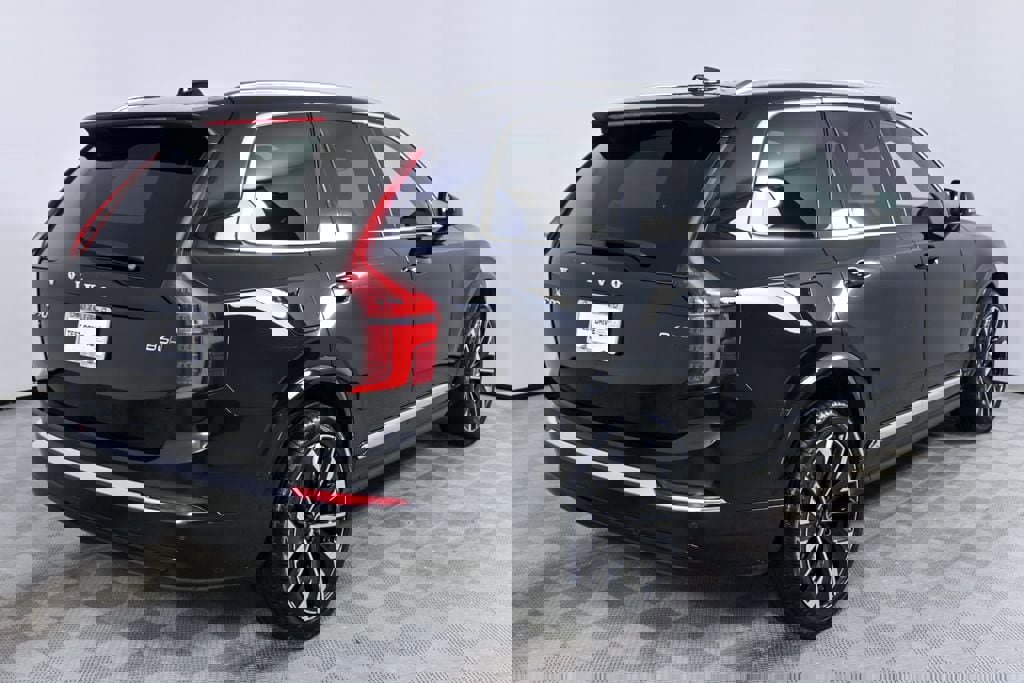 Certified 2025 Volvo XC90 B6 Plus image 31