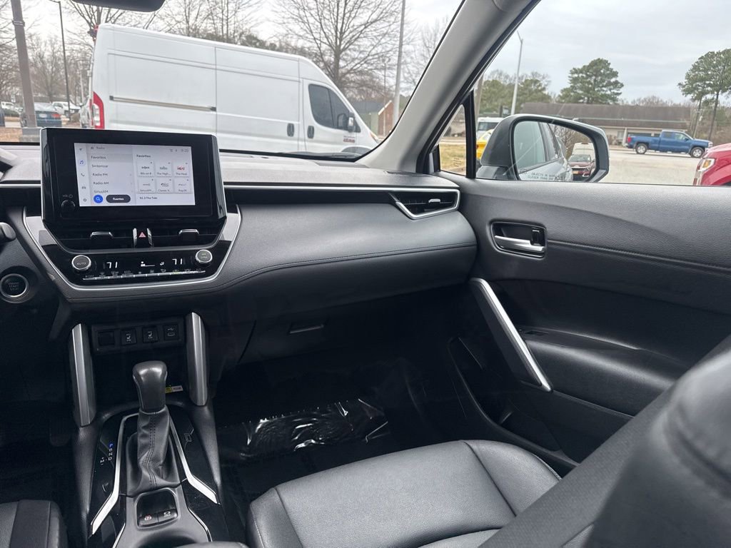 Used 2023 Toyota Corolla Cross XLE image 11