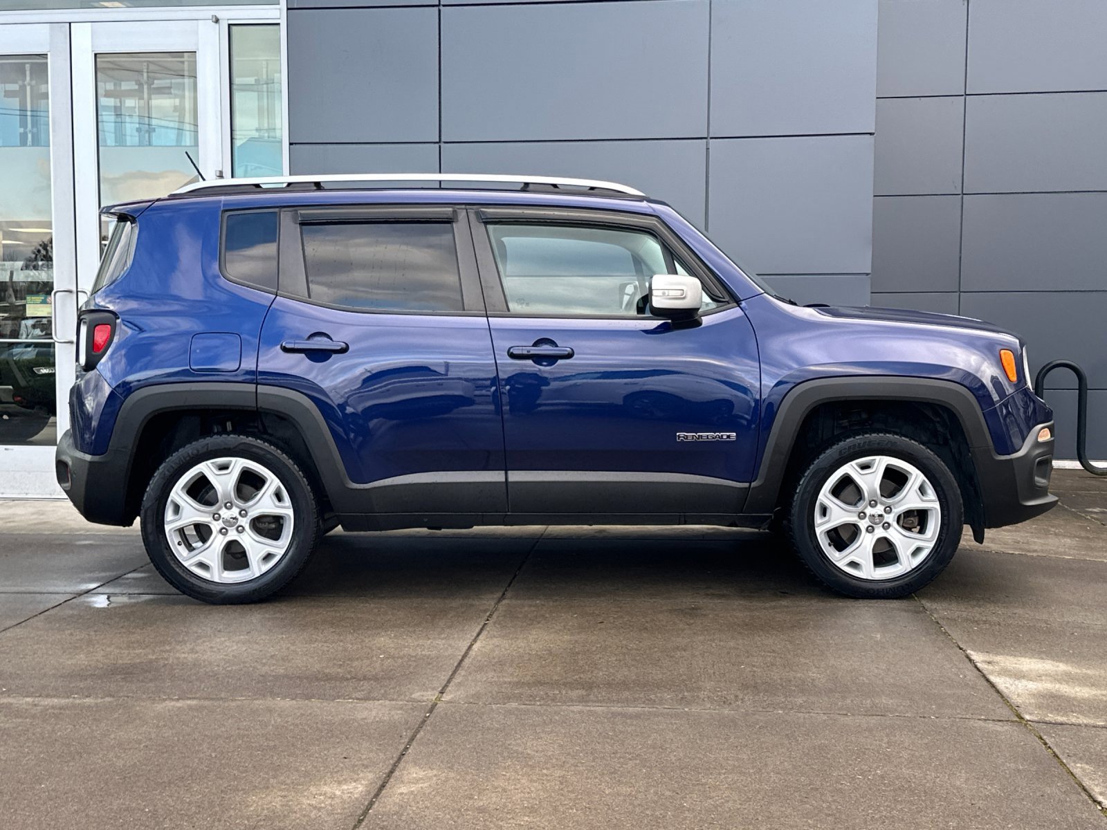 Used 2017 Jeep Renegade Limited image 2