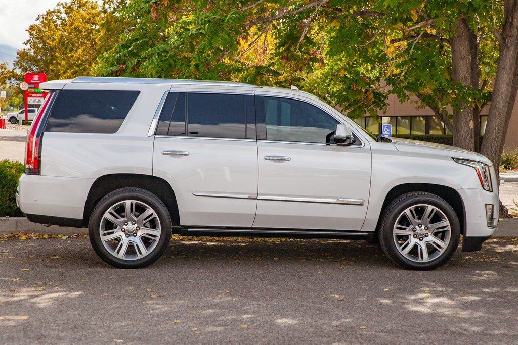 Used 2020 Cadillac Escalade Premium Luxury image 4