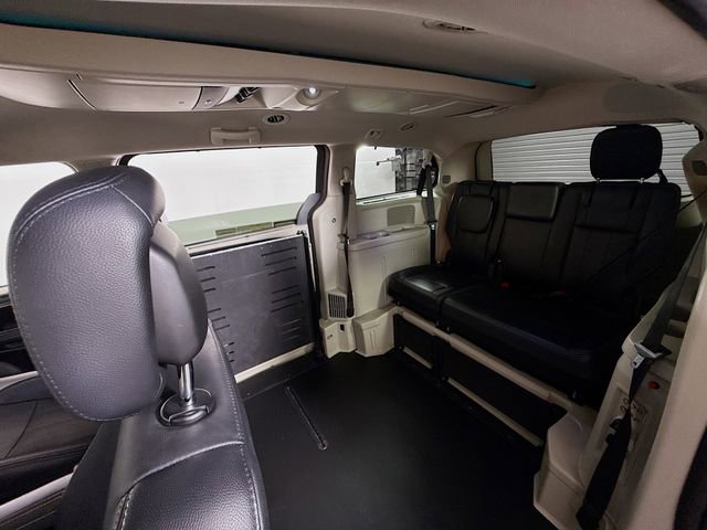Used 2011 Chrysler Town & Country Touring-L w/ Entertainment Group #2 FWD image 8