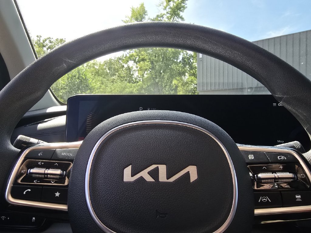 Used 2026 Kia Carnival LX FWD image 24