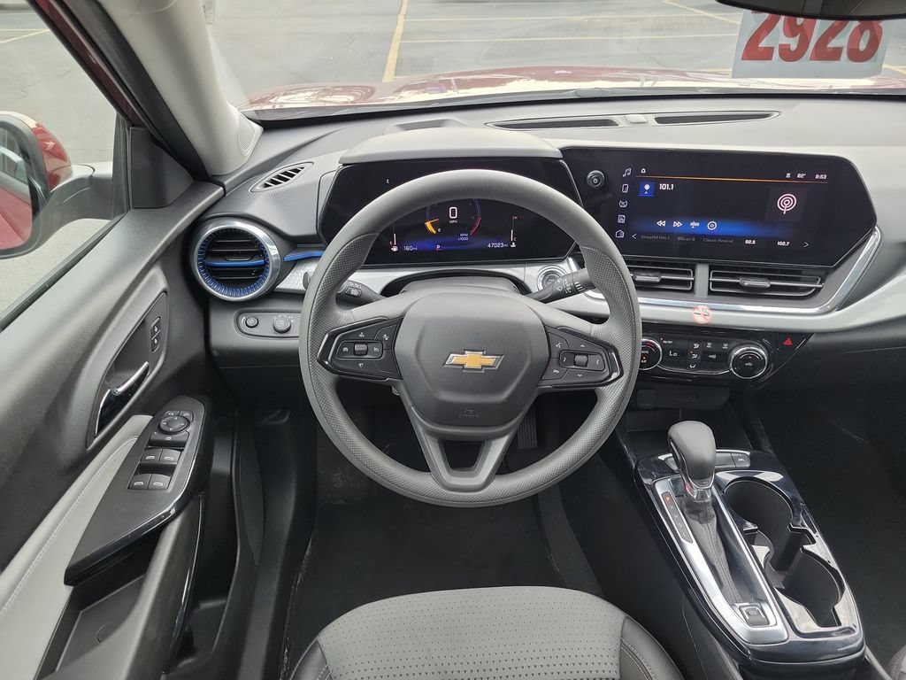 Used 2025 Chevrolet Trax LT FWD image 14