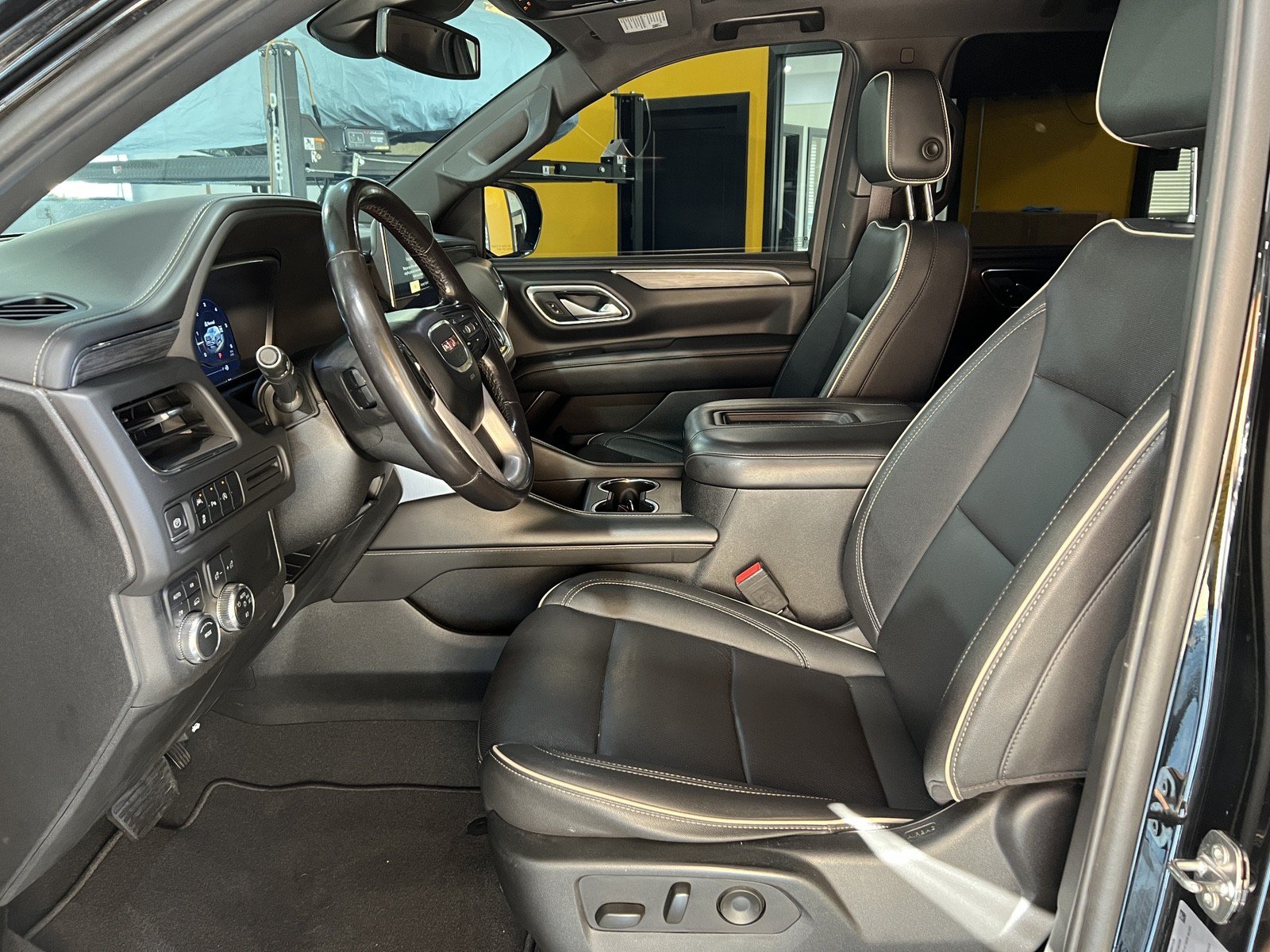 Used 2023 GMC Yukon XL SLT AWD/4WD image 15
