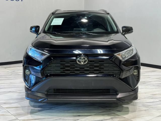 Used 2019 Toyota RAV4 XLE w/ Convenience Package FWD image 3
