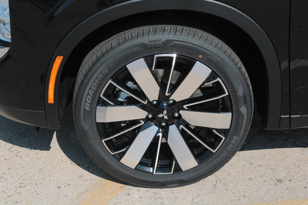 New 2025 Mitsubishi Outlander SE image 2