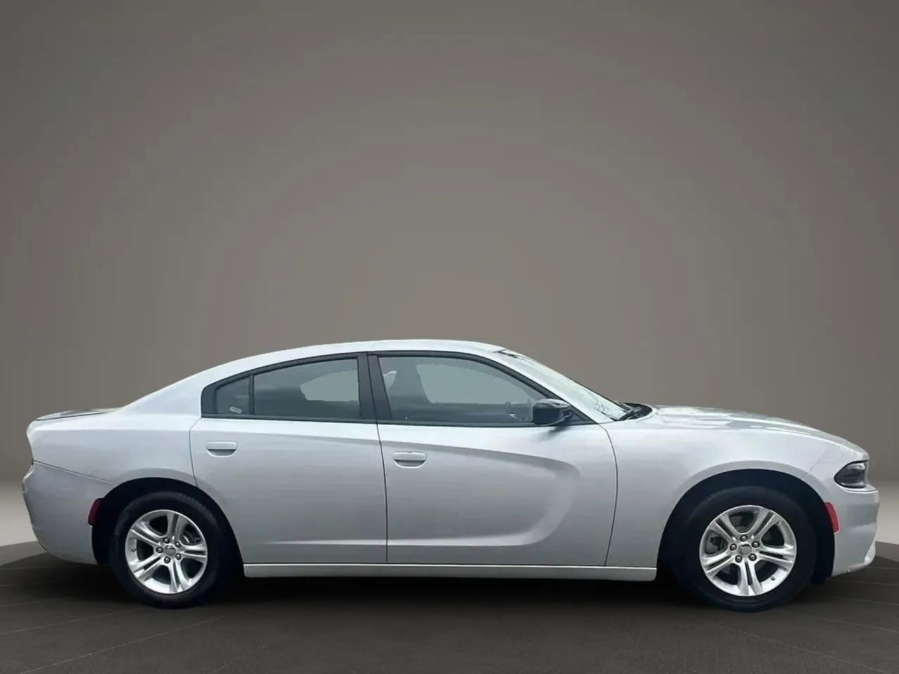 Used 2023 Dodge Charger SXT RWD image 4