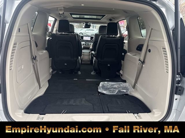 Used 2023 Chrysler Pacifica Limited image 7