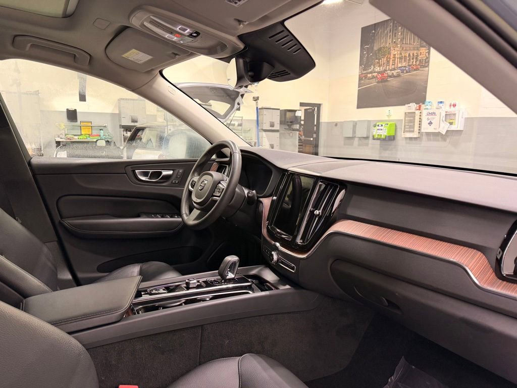 Used 2023 Volvo XC60 B5 Plus image 28
