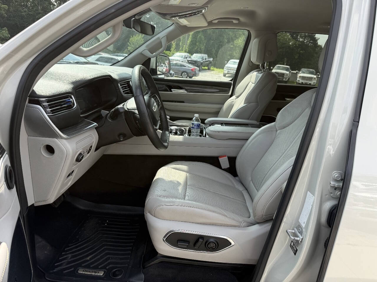 Used 2022 Jeep Wagoneer Series II AWD/4WD image 11