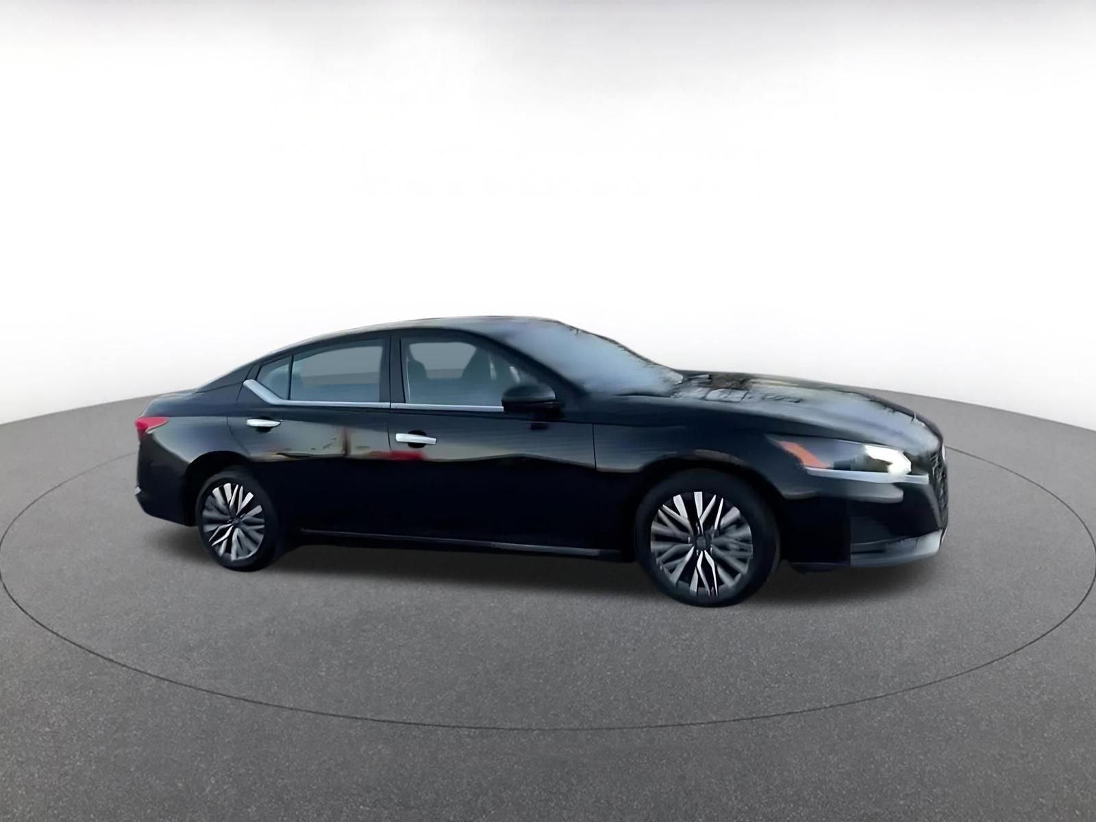 Used 2025 Nissan Altima 2.5 SV image 2