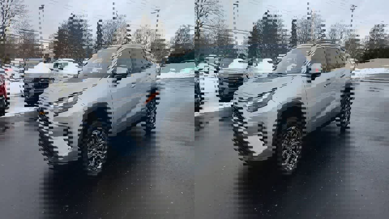Used 2022 Toyota RAV4 XLE Premium image 4