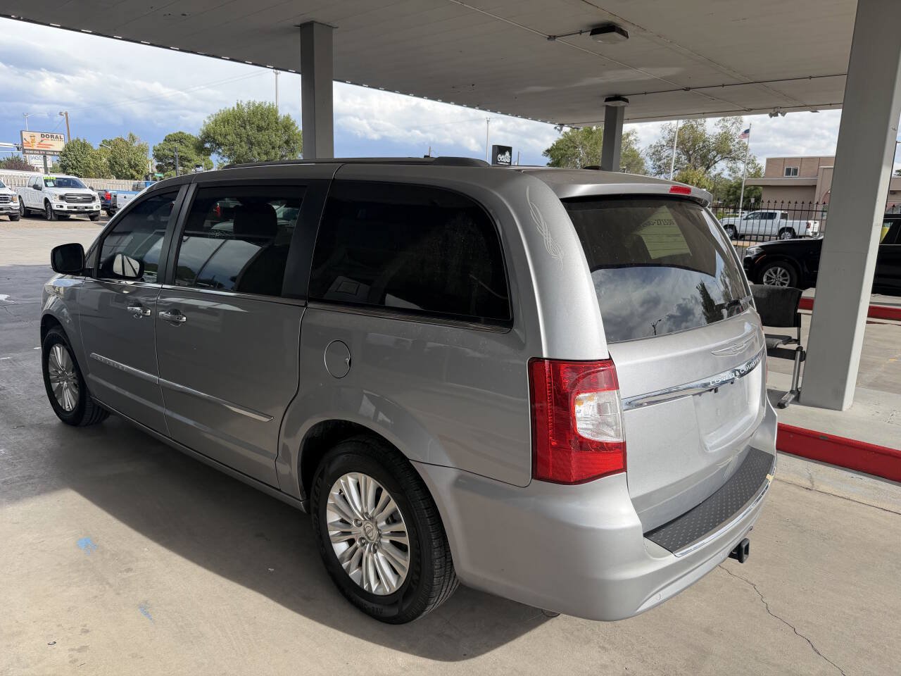 Used 2015 Chrysler Town & Country Limited Platinum w/ Trailer Tow Group FWD image 4
