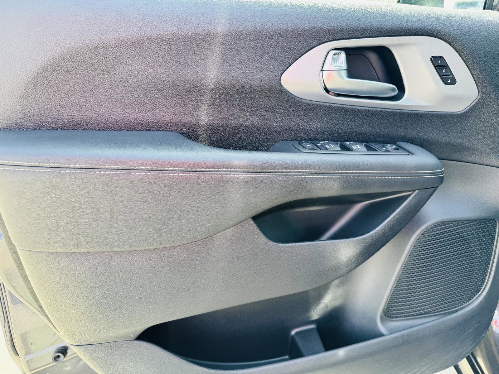 Used 2023 Chrysler Pacifica Touring-L w/ Uconnect Theater Family Group image 17