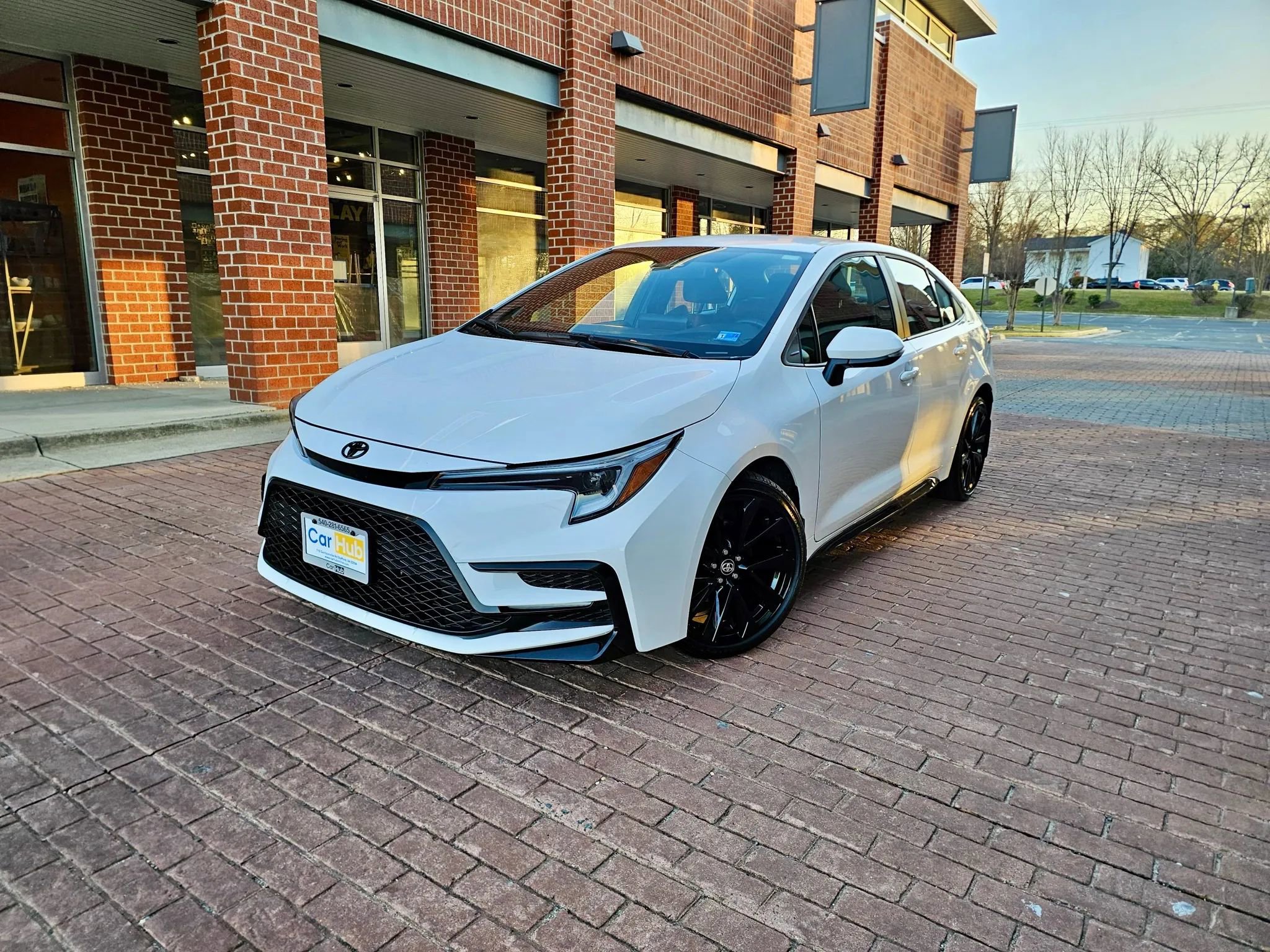 Used 2025 Toyota Corolla SE w/ Convenience Package image 3