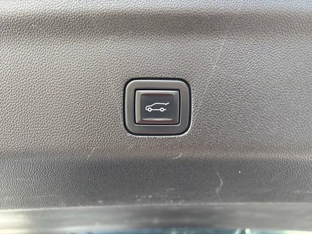 Used 2023 Chevrolet Suburban Premier image 4