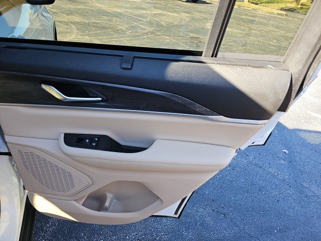 Used 2023 Jeep Grand Cherokee Limited w/ Luxury Tech Group II image 17