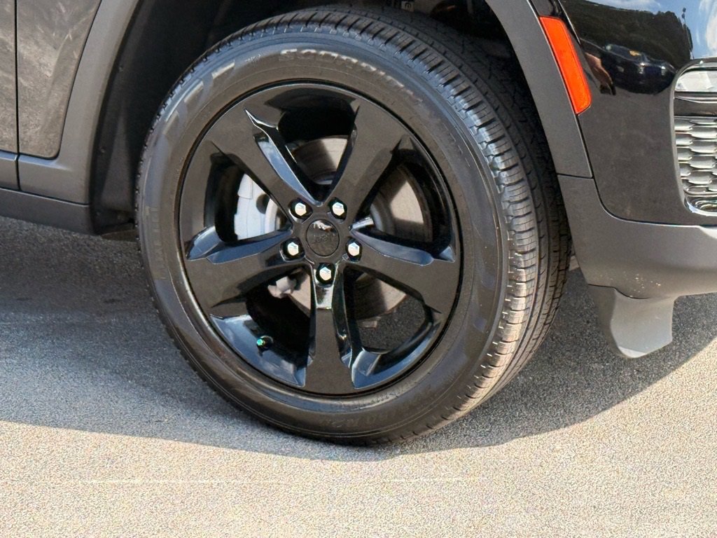 Used 2025 Jeep Grand Cherokee Limited w/ Black Appearance Package image 28