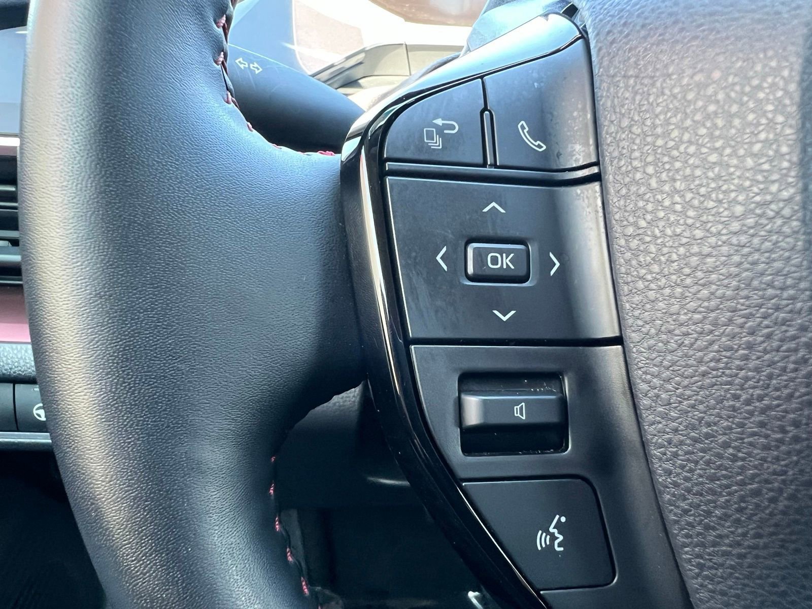 Used 2024 Toyota Prius Prime FWD image 30