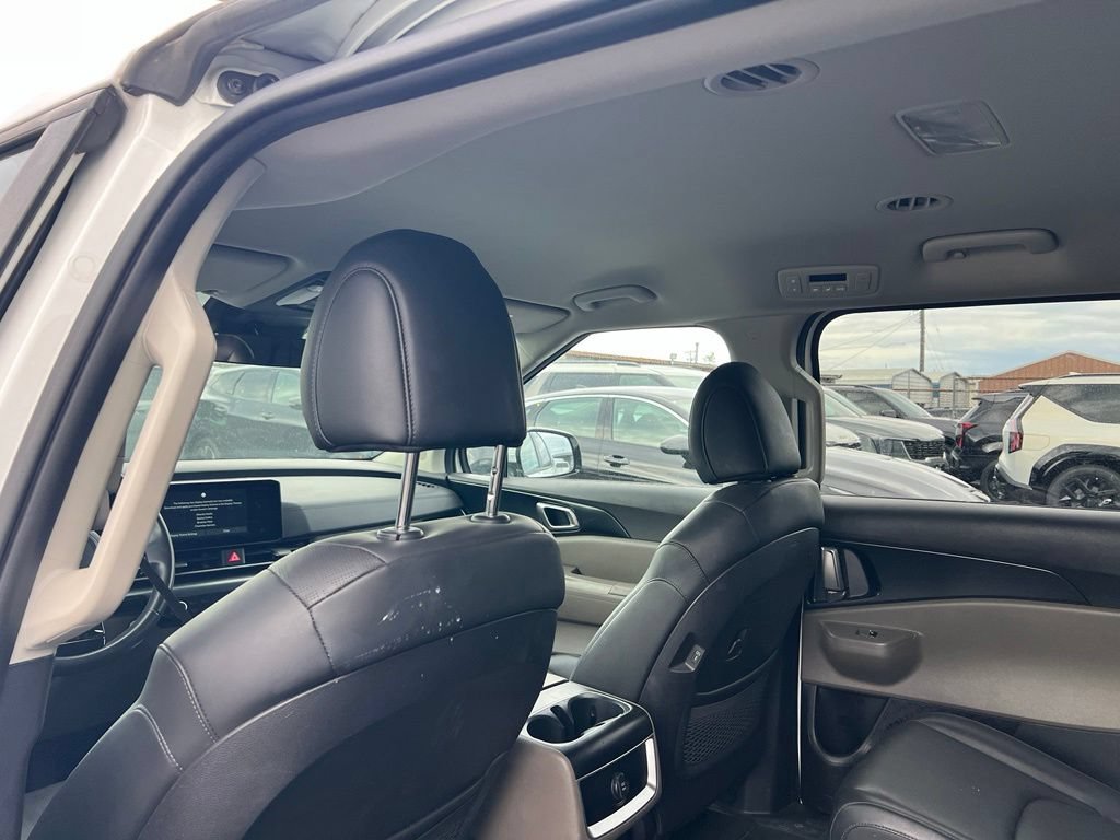 Used 2025 Kia Carnival FWD image 13