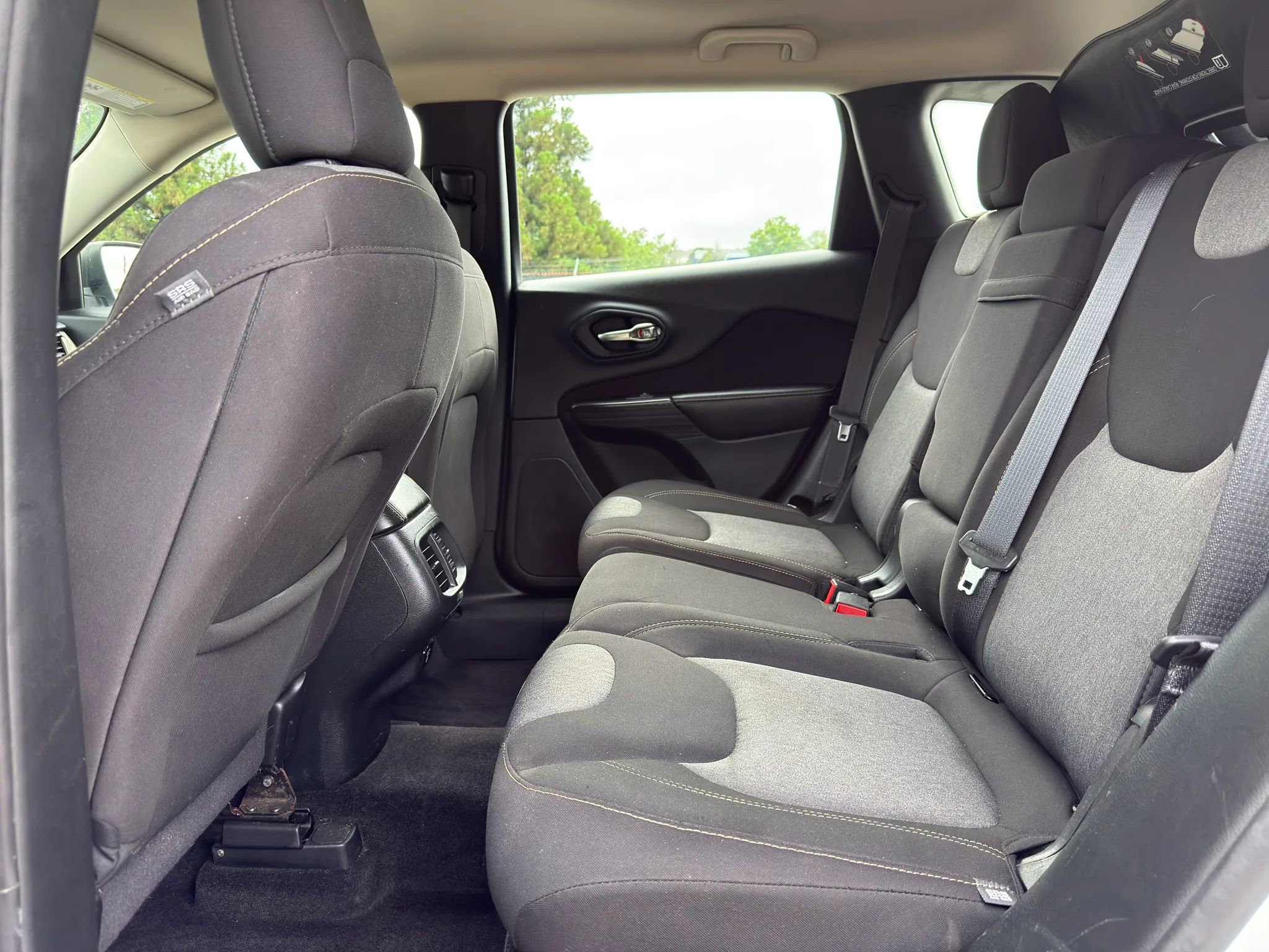 Used 2016 Jeep Cherokee Sport w/ Cold Weather Group AWD/4WD image 21