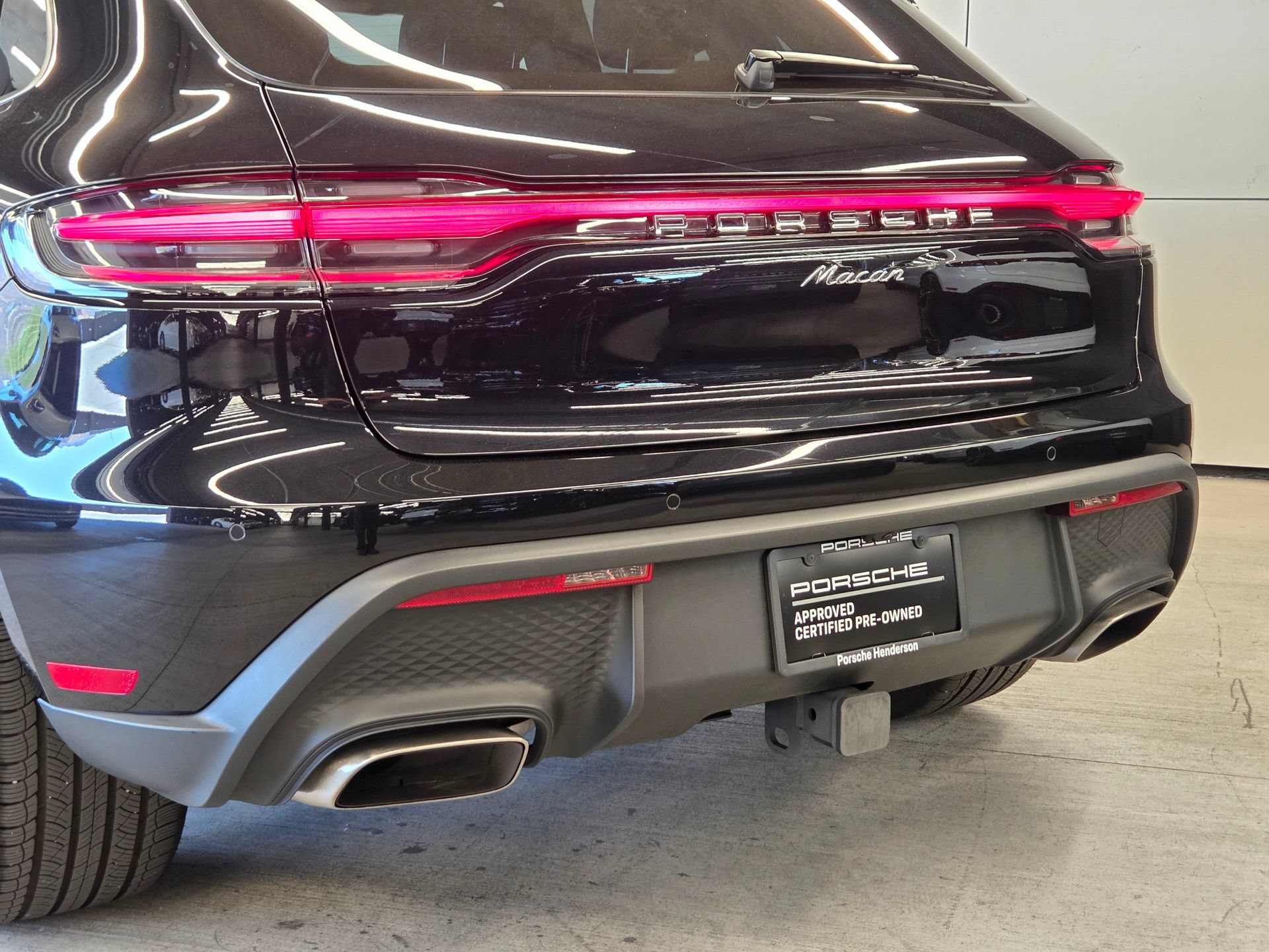 Certified 2025 Porsche Macan AWD/4WD image 8