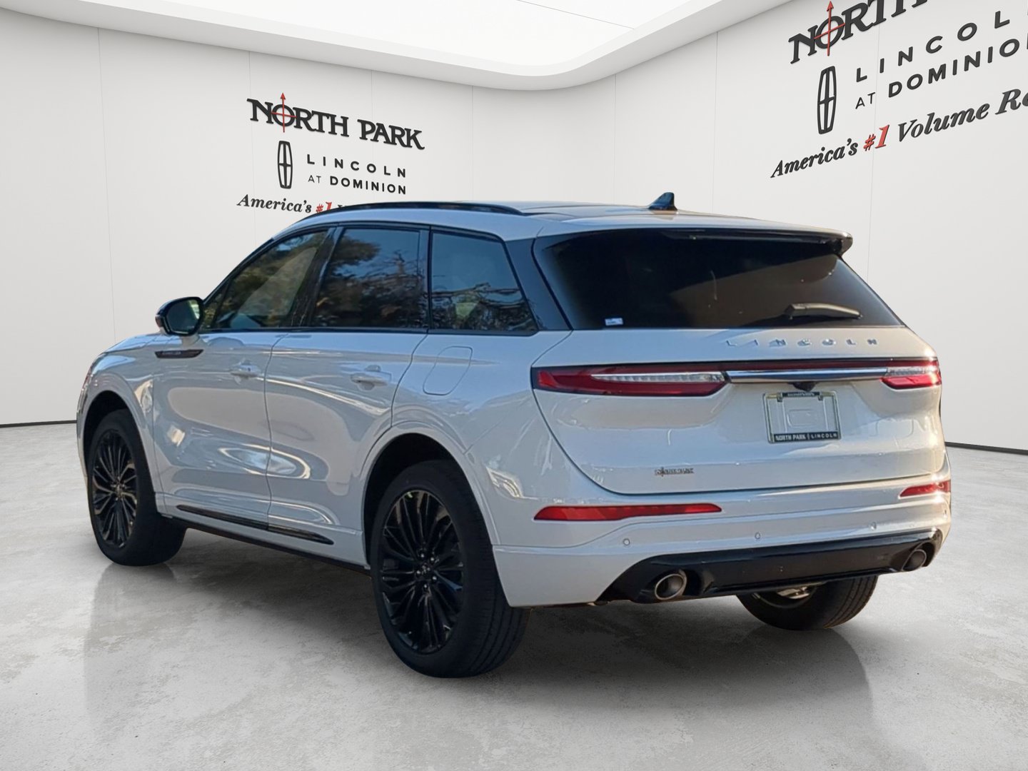 New 2026 Lincoln Corsair Reserve w/ Jet Appearance Package FWD image 5