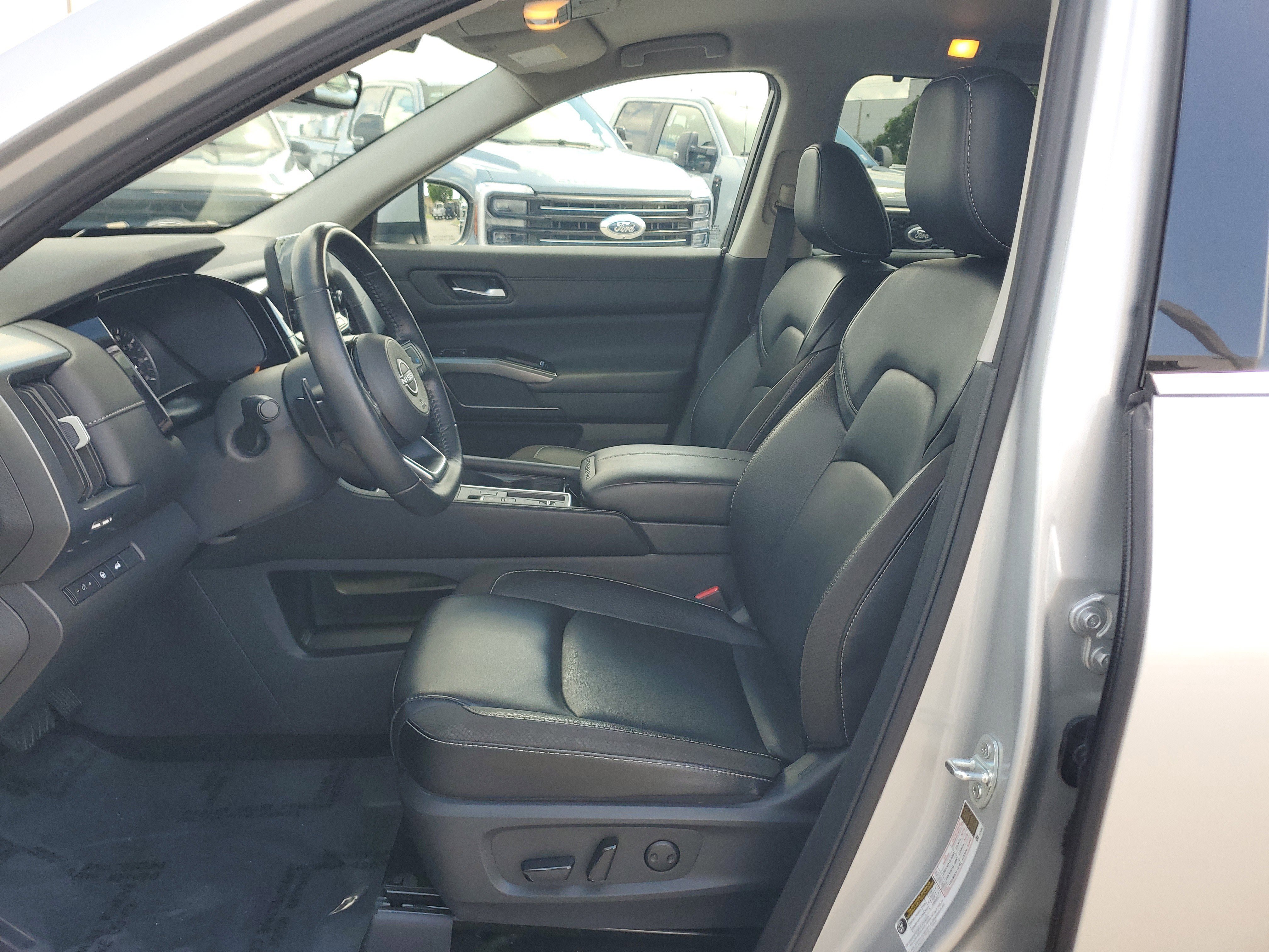 Used 2024 Nissan Pathfinder SL FWD image 11