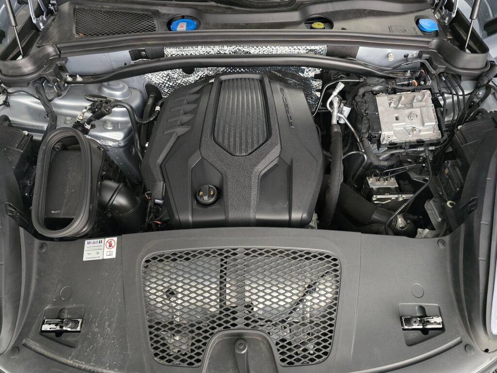Certified 2024 Porsche Macan AWD/4WD image 12