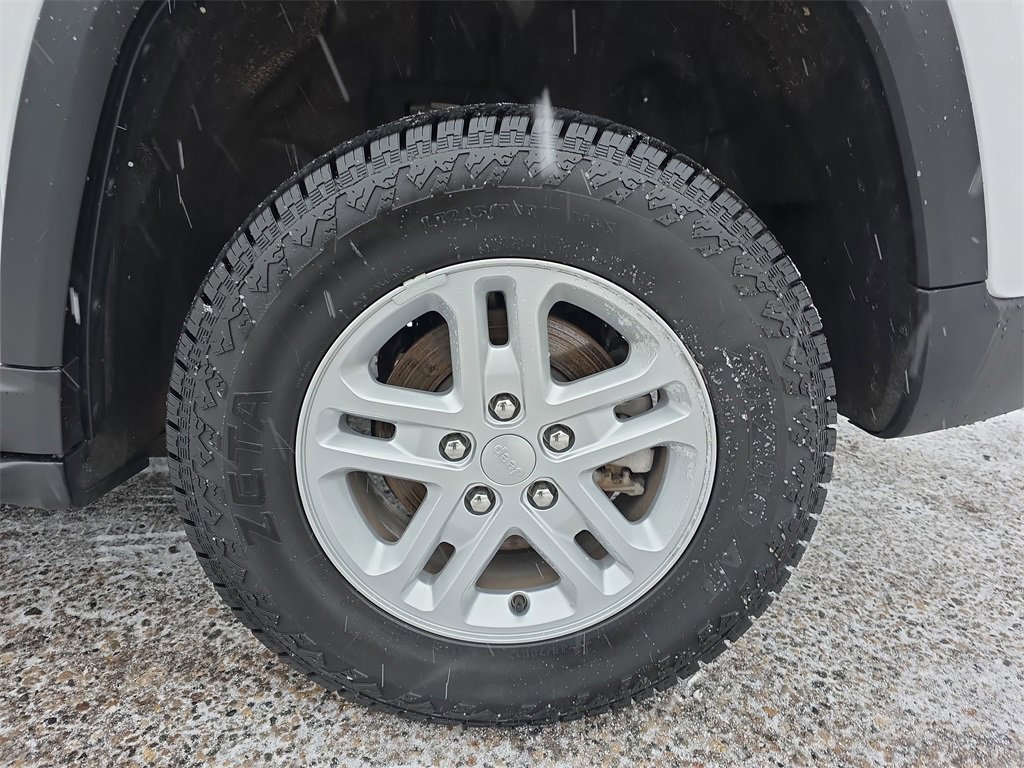 Used 2023 Jeep Grand Cherokee Laredo image 32