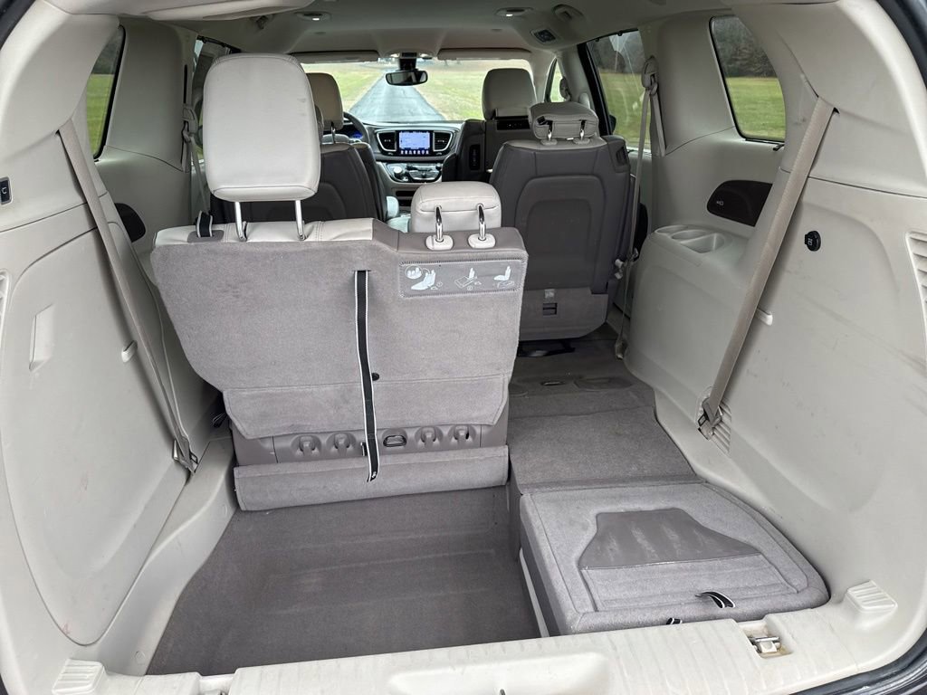 Used 2017 Chrysler Pacifica Touring-L Plus w/ Tire & Wheel Group image 13