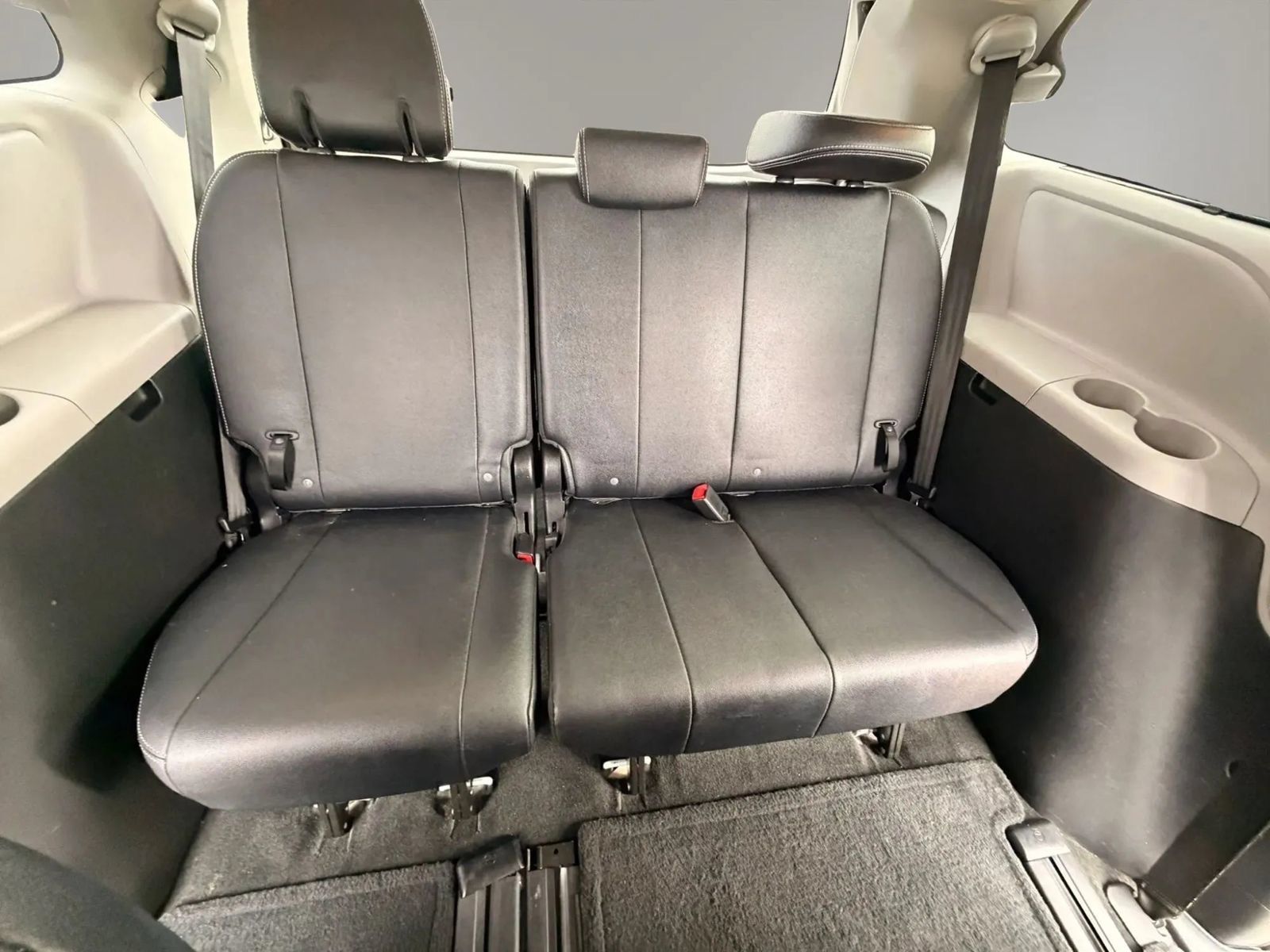 Used 2015 Toyota Sienna SE w/ SE Preferred Package FWD image 26