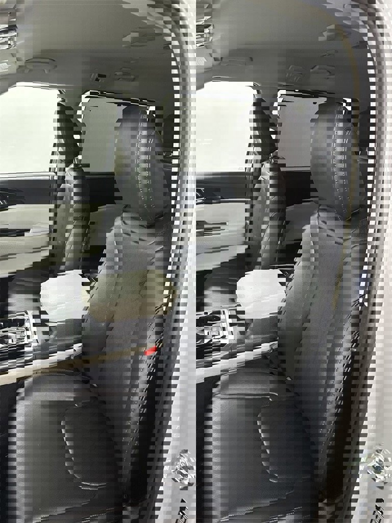 Used 2022 Kia Carnival EX image 12