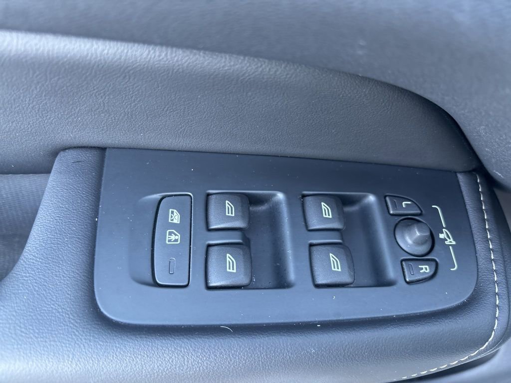 Certified 2024 Volvo XC60 T8 Ultimate w/ Protection Package Premier image 18