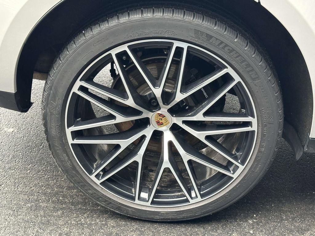 Certified 2025 Porsche Macan image 9