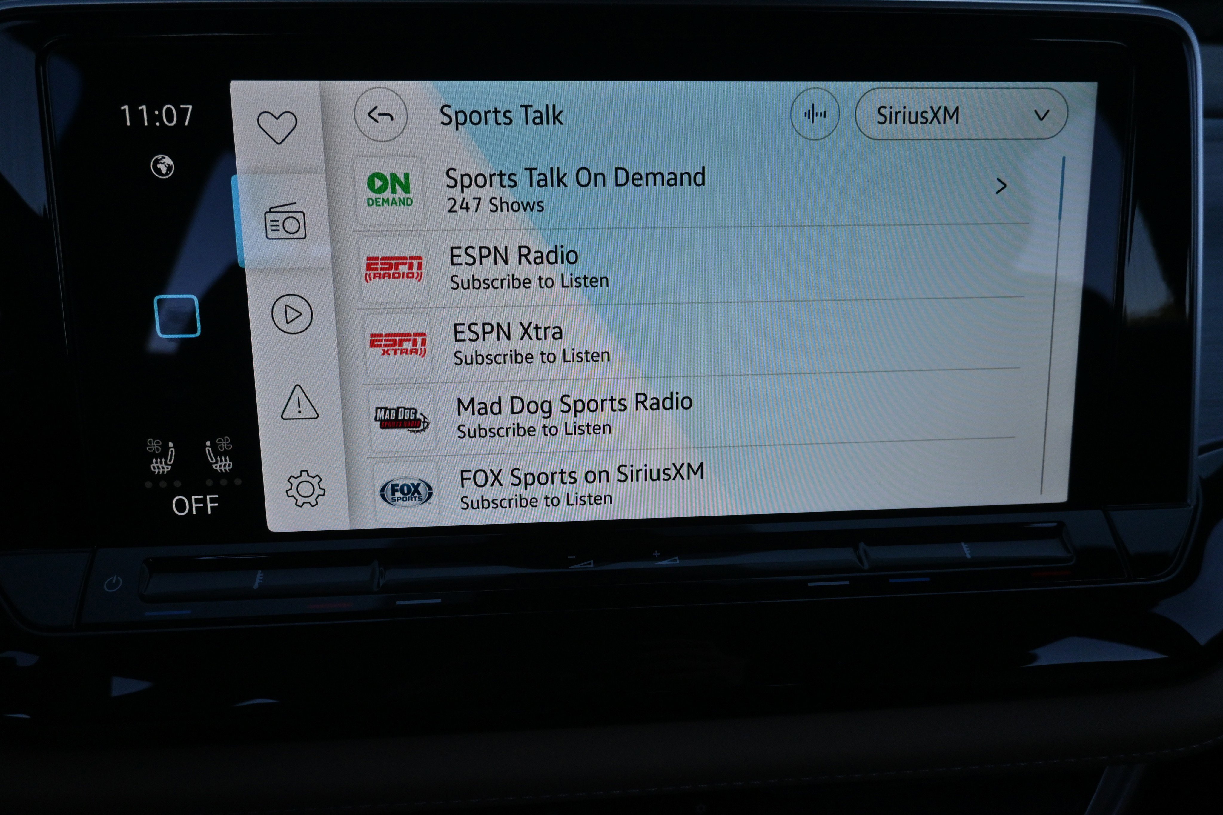 Used 2025 Volkswagen Atlas Cross Sport SE image 28