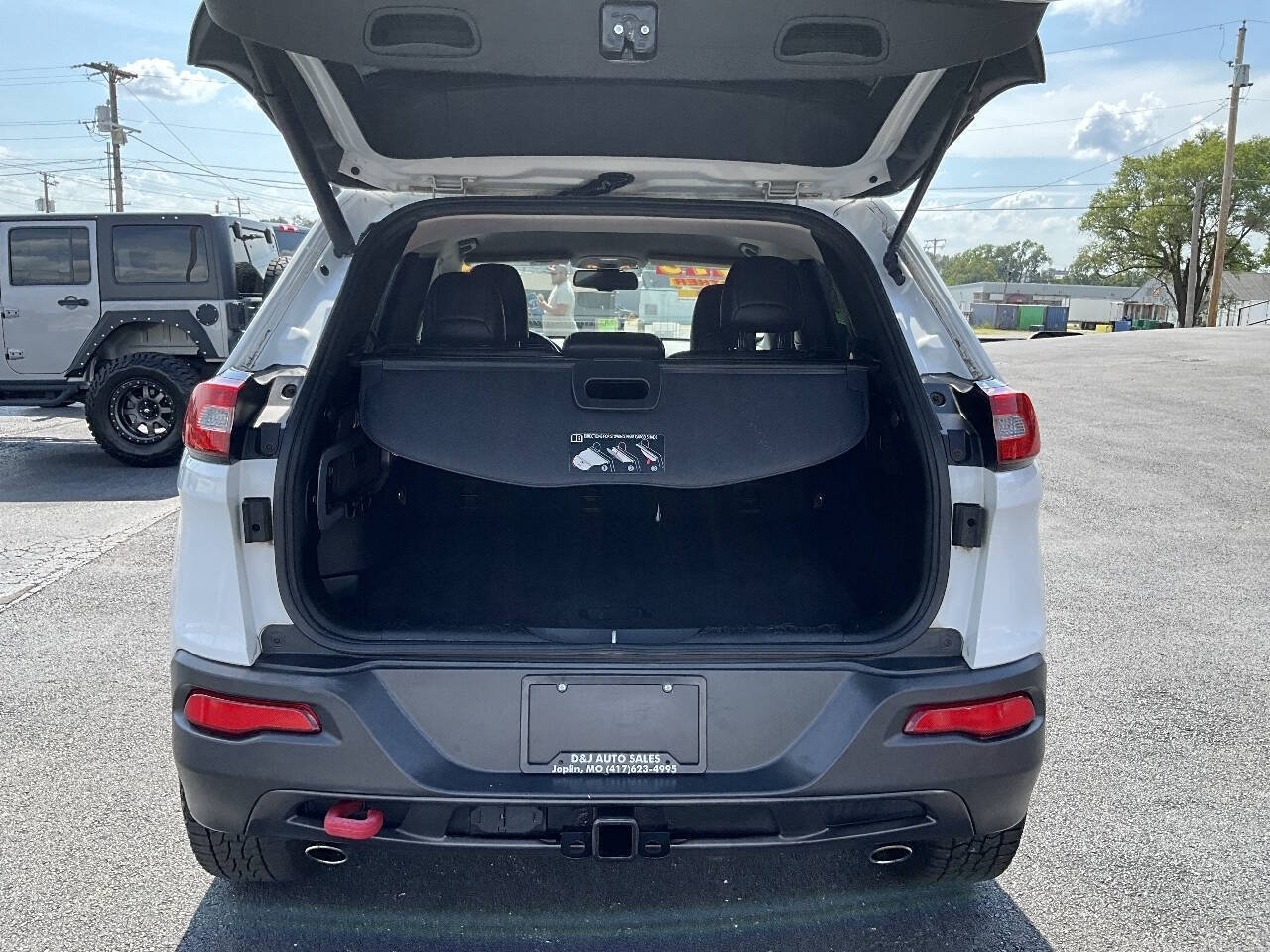 Used 2014 Jeep Cherokee Trailhawk w/ Comfort/Convenience Group AWD/4WD image 19