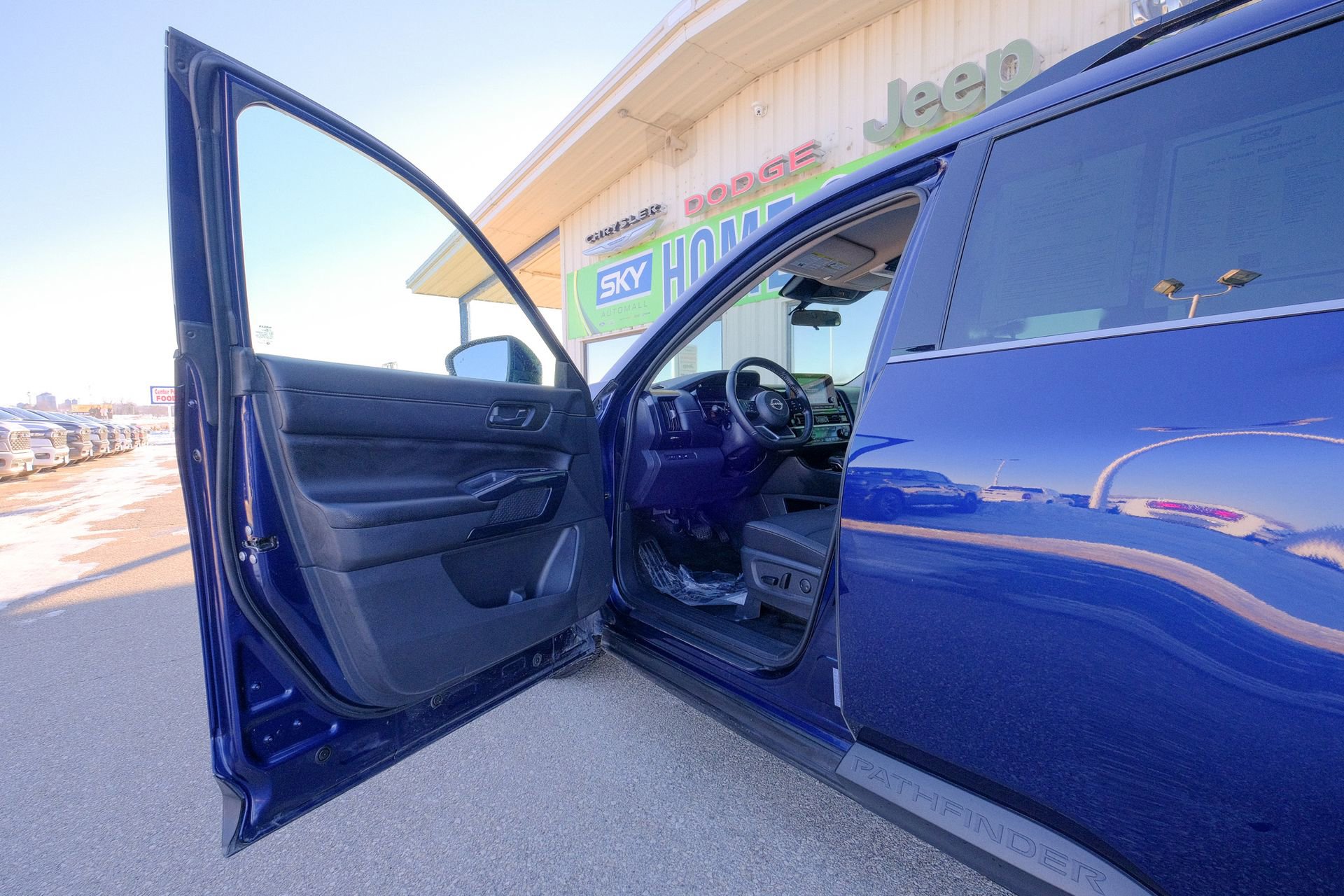 Used 2025 Nissan Pathfinder SV image 23