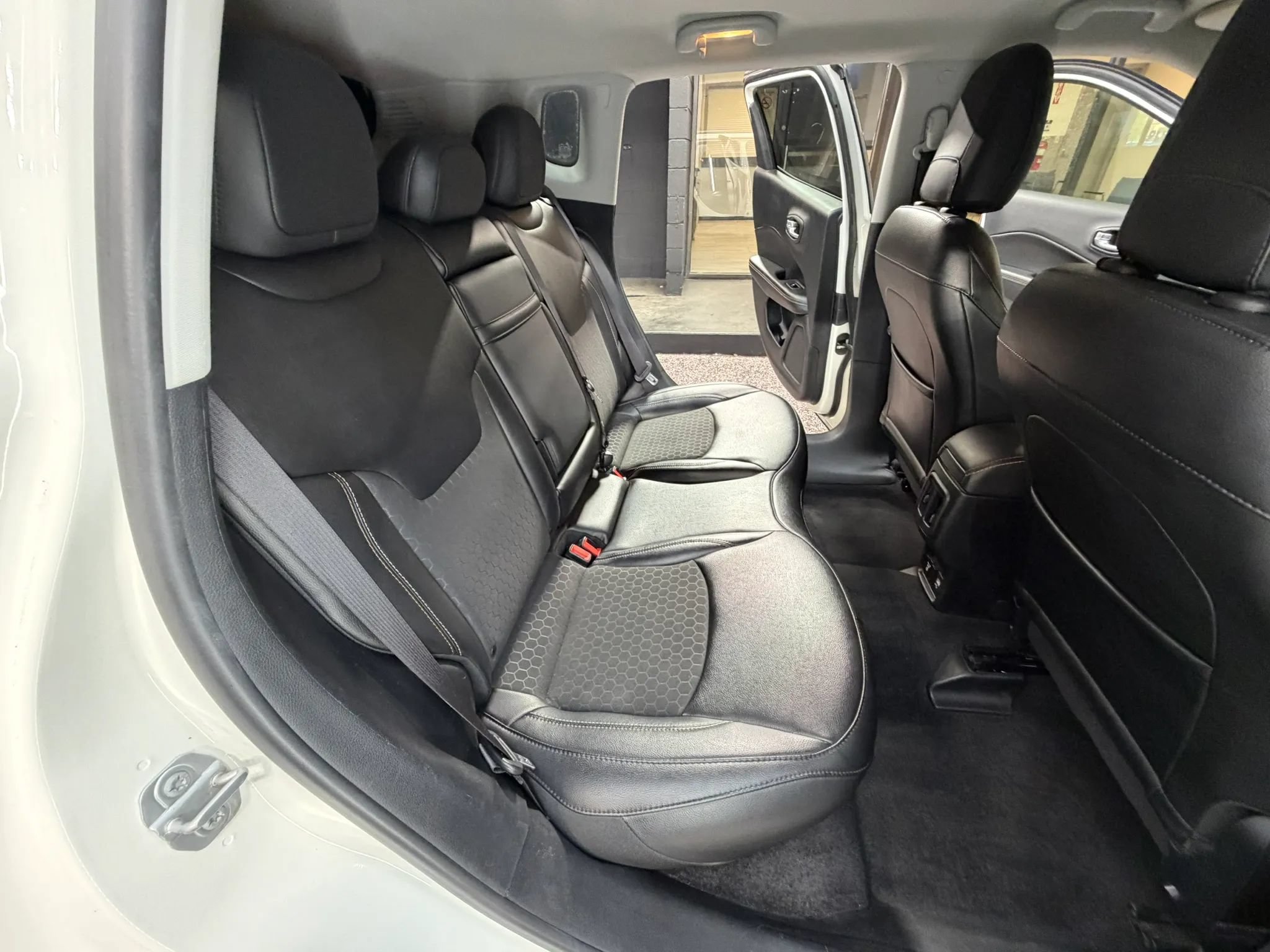Used 2019 Jeep Compass Latitude w/ Cold Weather Group AWD/4WD image 32