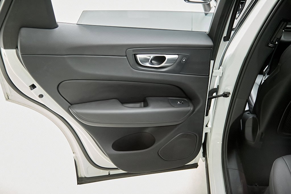 Certified 2023 Volvo XC60 B5 Plus w/ Protection Package Premier image 18