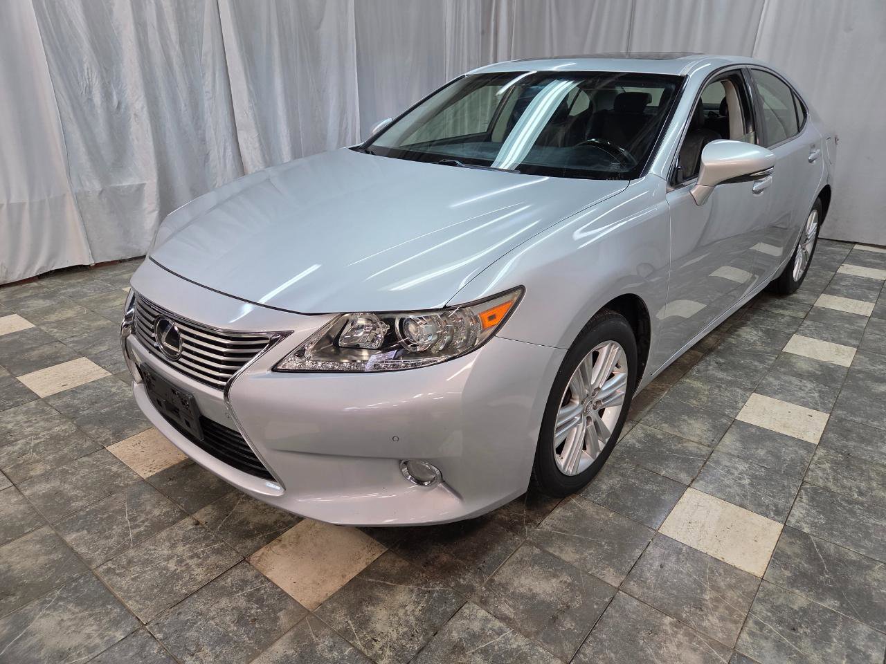 Used 2013 Lexus ES 350 Sedan w/ Luxury Pkg image 2
