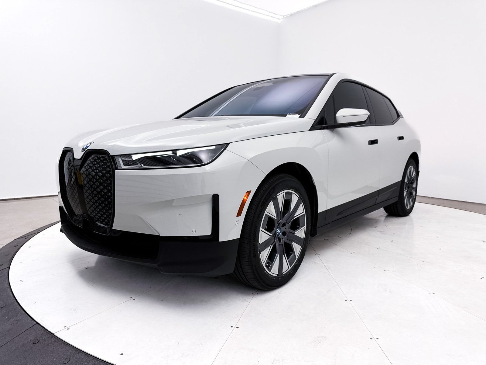 Used 2024 BMW iX xDrive50 w/ Premium Package AWD/4WD image 13