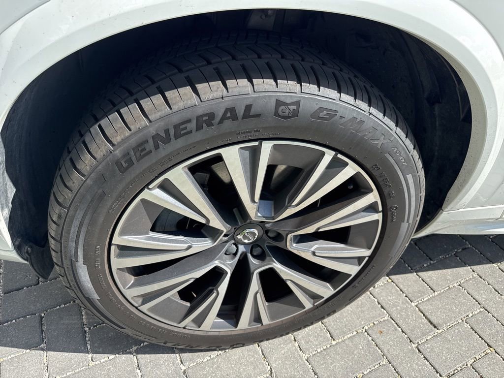 Used 2021 Volvo XC90 T6 Momentum w/ Protection Package Premier image 9