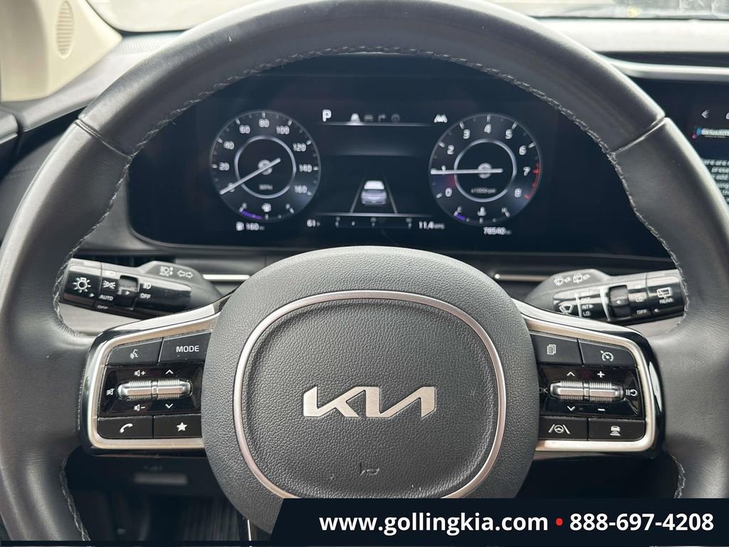Used 2023 Kia Carnival SX w/ Paint Protection Package FWD image 18