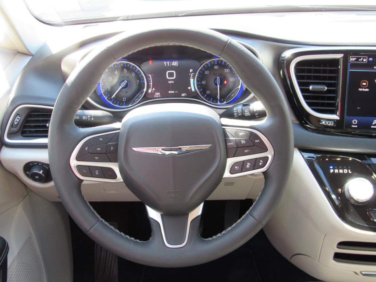 Used 2024 Chrysler Pacifica Touring-L FWD image 19