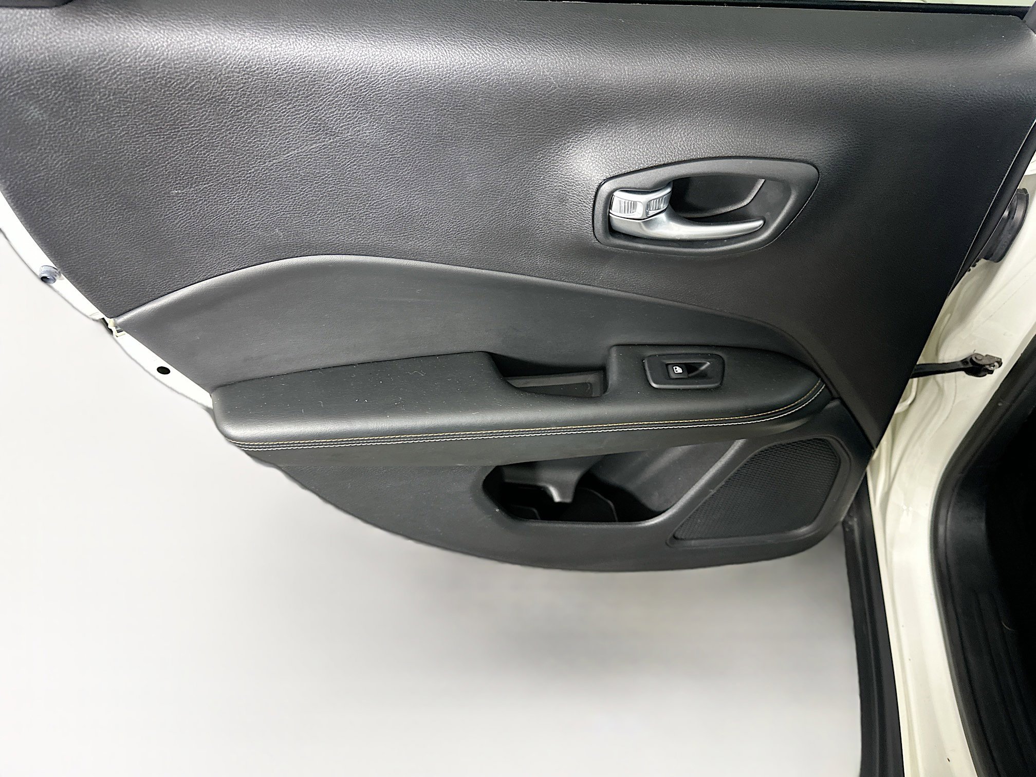 Used 2018 Jeep Compass Latitude w/ Popular Equipment Group AWD/4WD image 25