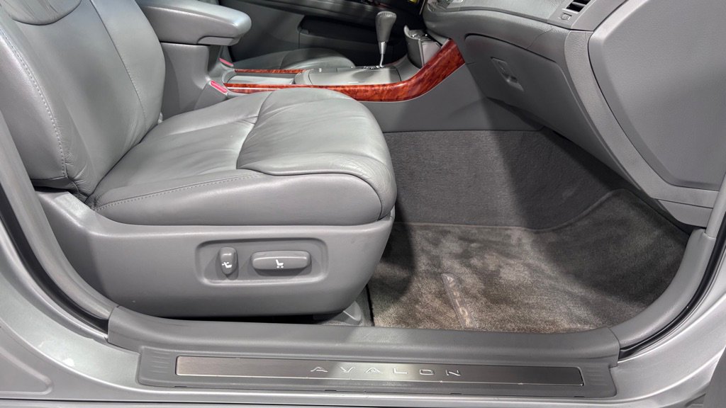 Used 2005 Toyota Avalon XLS image 18