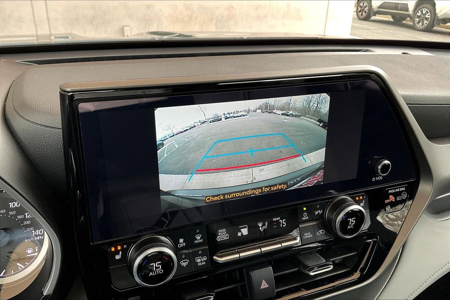 Used 2025 Toyota Highlander XLE image 15