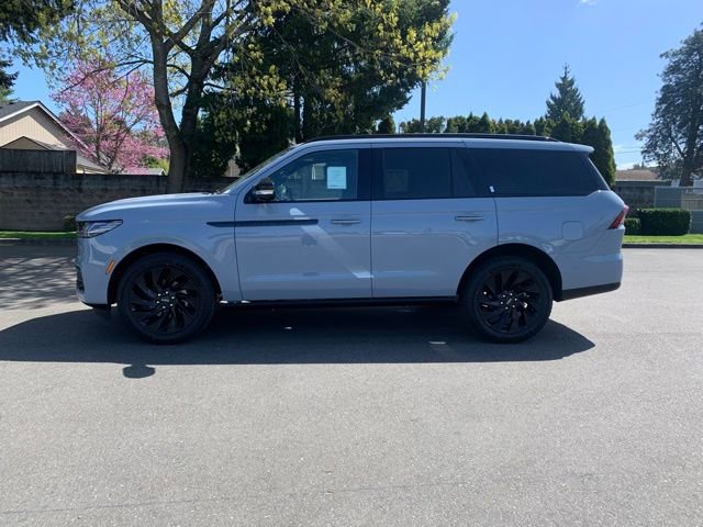 New 2026 Lincoln Navigator Reserve w/ Jet Appearance Package AWD/4WD image 2