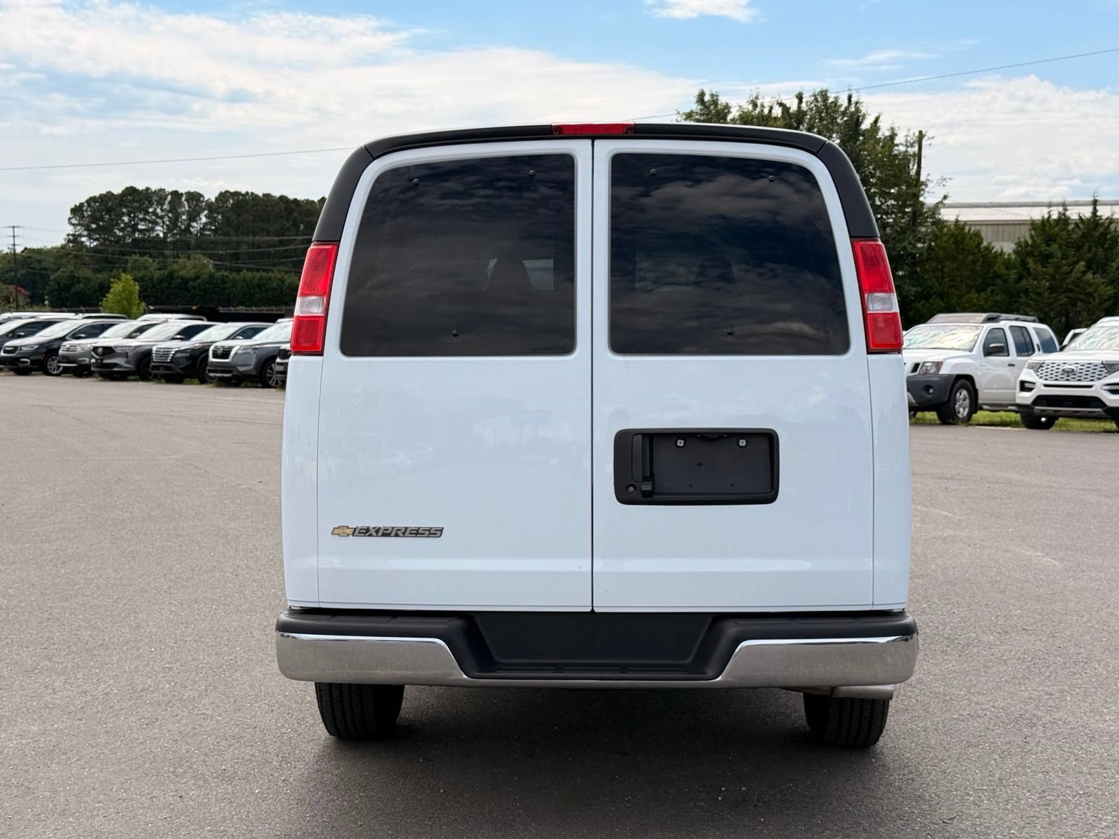 Used 2026 Chevrolet Express 3500 LT w/ LT Preferred Equipment Group RWD image 7